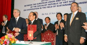 Vertragsunterzeichnung mit Hoàng Tuấn Anh, Minister für Sport, Kultur und Tourismus und Antonio Tajani, EU-Kommissions-Vizepräsident.