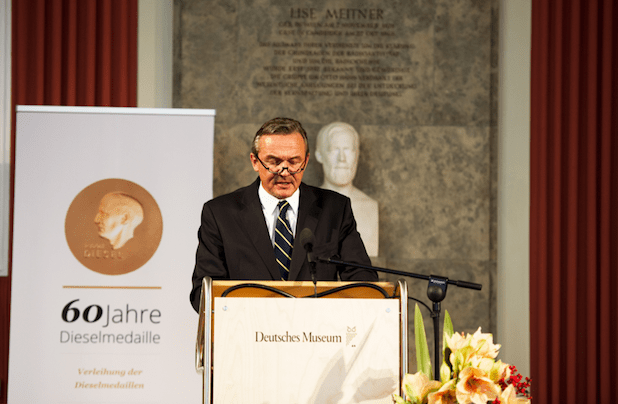 DIE-Vorstand Dr. Heiner Pollert bei der Verleihung der Dieselmedaille 2013 im Ehrensaal des Deutschen Museums in München (Fotonachweis: Sabine Finger)