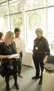 Artmuc Besuch am Stand von Günther Uecker